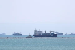 Tàu thuyền di chuyển trên Biển Đỏ. (Ảnh: AFP/TTXVN)