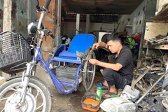 Mỗi chiếc xe lăn do anh Lê Văn Hóa chế tạo phù hợp với nhu cầu thực tế của từng người khuyết tật. (Ảnh: Thanh Thủy/TTXVN)