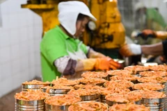 Công nhân chế biến sản phẩm nấm đóng hộp tại một nhà máy ở Trùng Khánh, Trung Quốc. (Ảnh: THX/TTXVN)