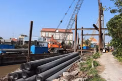Thiết bị thi công gói thầu xây lắp phân đoạn 1. (Ảnh: Minh Trí/TTXVN)