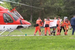 Thủ tướng Robert Fico được chuyển gấp lên trực thăng tới bệnh viện ở Banska Bystrica, sau khi bị bắn. (Ảnh: THX/TTXVN)