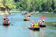 Du khách đến tham quan Khu du lịch Tam Cốc-Bích Động sau khi nơi đây hoạt động trở lại. (Ảnh: Thùy Dung/TTXVN)