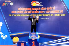 Trần Quyết Chiến lên bục nhận Cup nhà vô địch Giải Billiards Carom 3 băng Quốc tế Bình Dương lần thứ 12 năm 2024. (Ảnh: TTXVN phát)
