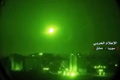 Hình ảnh do Đài truyền hình Syria đăng phát cho thấy hệ thống phòng không nước này đánh chặn tên lửa của Israel trên không phận Syria. (Ảnh: AFP/TTXVN)