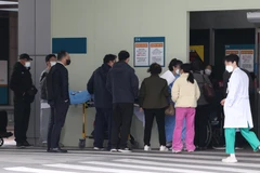 Bệnh nhân xếp hàng tại khoa cấp cứu của một bệnh viện ở Seoul, Hàn Quốc. (Ảnh: Yonhap/TTXVN)