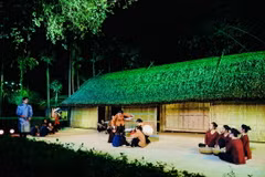 Ca khúc "Tiếng sáo diều tuổi thơ" được biểu diễn tại đầu cầu Nghệ An. (Ảnh: Đài Phát thanh và Truyền hình Nghệ An)