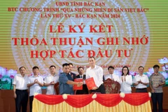 Đại diện các doanh nghiệp, nhà đầu tư ký thỏa thuận ghi nhớ hợp tác đầu tư với tỉnh Bắc Kạn. (Ảnh: Vũ Hoàng Giang/TTXVN)