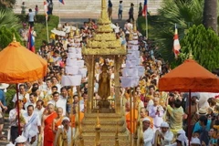 Lễ rước tượng Phật dịp Tết cổ truyền Bun Pi May của Lào.