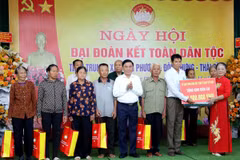 Ông Trần Cẩm Tú tặng quà cho khu dân cư, gia đình chính sách, hộ nghèo, hộ có hoàn cảnh khó khăn xã Đông Phương. (Ảnh: Thế Duyệt/TTXVN)