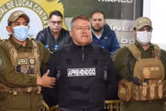 Tướng Bolivia Juan Jose Zuniga (giữa) bị bắt giữ vì âm mưu đảo chính bất thành. (Ảnh: India TV News/TTXVN)