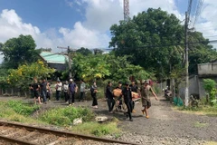 Đi bộ qua đường sắt không chú ý quan sát tàu đang đến, một người tử vong