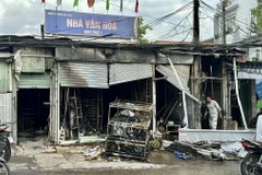 Hiện trường đám cháy của hai gian hàng trước Nhà văn hoá khu phố 1, phường Tam Hoà, thành phố Biên Hòa. (Ảnh: Lê Xuân/TTXVN)