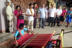Nghệ nhân tỉnh Ninh Thuận trình diễn nghề dệt thổ cẩm. (Ảnh: Thu Hằng/TTXVN)