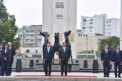 Chủ tịch nước Lương Cường tại Đài tưởng niệm các Anh hùng dân tộc và Tiền nhân nền độc lập Peru. (Ảnh: TTXVN)
