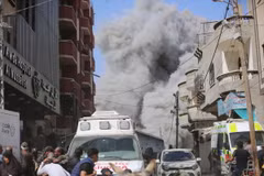 Khói bốc lên sau cuộc tấn công của Israel vào trại tị nạn Nuseirat ở Dải Gaza ngày 8/6. (Ảnh: THX/TTXVN)