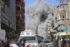 Khói bốc lên sau cuộc tấn công của Israel vào trại tị nạn Nuseirat ở Dải Gaza ngày 8/6. (Ảnh: THX/TTXVN)