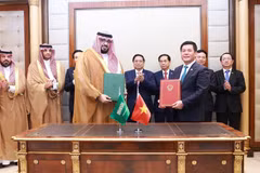 Thủ tướng Phạm Minh Chính và Bộ trưởng Kinh tế và Kế hoạch Saudi Arabia Faisal Al-Ibrahim chứng kiến ký biên bản ghi nhớ về hợp tác trong lĩnh vực kinh tế-thương mại giữa Bộ Công Thương Việt Nam với Bộ Kinh tế và Kế hoạch Saudi Arabia. (Ảnh: Dương Giang/TTXVN)