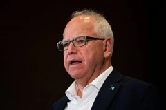 Ông Tim Walz, Thống đốc bang Minnesota, phát biểu trong cuộc họp báo ở thành phố Bloomington ngày 1/8/2024. (Ảnh: Getty Images/TTXVN)