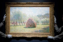 Bức tranh "Meules a Giverny" của danh họa Claude Monet được trưng bày tại nhà đấu giá Sotheby's ở New York, Mỹ ngày 3/5/2024. (Ảnh: AFP/TTXVN)