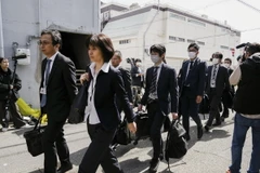 Nhân viên Bộ Y tế Nhật Bản kiểm tra nhà máy của Công ty dược phẩm Kobayashi ở Osaka ngày 30/3/2024. (Ảnh: Kyodo/TTXVN)