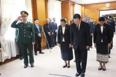 Phó Chủ tịch Quốc hội Lào Chaleun Yiapaoher và đoàn dành phút mặc niệm tưởng nhớ Tổng Bí thư Nguyễn Phú Trọng. (Ảnh: Xuân Tú/TTXVN)