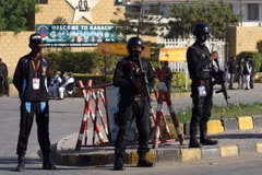 Cảnh sát gác tại Karachi, Pakistan. (Ảnh: AFP/ TTXVN)