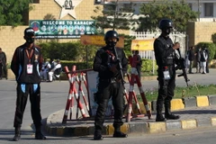 Cảnh sát gác tại Karachi, Pakistan. (Ảnh: AFP/ TTXVN)