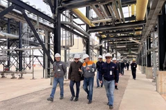 Đại sứ Trần Quốc Khánh (thứ 2 từ trái sang) thăm khu vự xử lý dầu của Nhà máy trung tâm của GBRS tại mỏ Bir Seba. (Ảnh: GBRS)