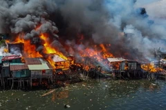 Hiện trường vụ cháy khu ổ chuột ở thủ đô Manila, Philippines ngày 24/11/2024. (Ảnh: THX/TTXVN)