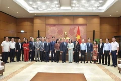 Phó Chủ tịch Quốc hội Nguyễn Thị Thanh với các đại biểu. (Ảnh: Doãn Tấn/TTXVN)