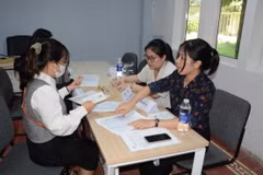 Người lao động tham gia phỏng vấn trong Ngày hội việc làm. (Ảnh: Văn Dũng/TTXVN)