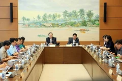 Chủ tịch Quốc hội Trần Thanh Mẫn, đại biểu Quốc hội tỉnh Hậu Giang thảo luận tại tổ. (Ảnh: An Đăng/TTXVN)