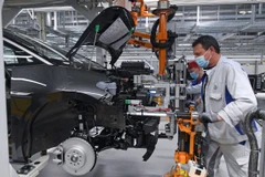 Công nhân làm việc tại nhà máy của hãng ô tô Volkswagen ở Zwickau, miền Đông Đức. (Ảnh: AFP/TTXVN)