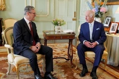 Lãnh đạo Công đảng Anh Keir Starmer (trái) diện kiến Vua Charles III tại Cung điện Buckingham ở thủ đô London ngày 5/7. (Ảnh: Reuters/TTXVN)
