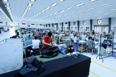 Sản xuất các mặt hàng may mặc xuất khẩu tại Công ty TNHH Kydo Việt Nam có vốn đầu tư Hàn Quốc (Khu công nghiệp Phố nối A, Hưng Yên). (Ảnh: Phạm Kiên/TTXVN)