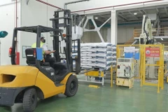 Vận chuyển sản phẩm tại nhà máy thức ăn chăn nuôi Gold Coin Feedmill Long An. (Ảnh: TTXVN phát)