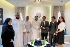 Đoàn Công tác Hội đồng Khoa học các cơ quan Đảng Trung ương làm việc với Ban lãnh đạo Tổ chức Nghiên cứu và Tư vấn TRENDS của UAE. (Ảnh: TTXVN phát)