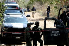 Binh sỹ Mexico điều tra tại hiện trường vụ tấn công ở Guadalajara, bang Chiapas, Mexico. (Ảnh: AFP/TTXVN)