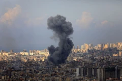 Khói bốc lên sau cuộc không kích của Israel xuống ngoại ô Beirut, Liban ngày 13/11/2024. (Ảnh: THX/TTXVN)