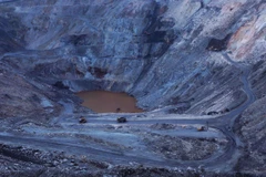 Hoạt động khai thác than ở mỏ than lộ thiên của Công ty Khe Sim, thành phố Cẩm Phả, tỉnh Quảng Ninh. (Ảnh: Vũ Sinh/TTXVN)