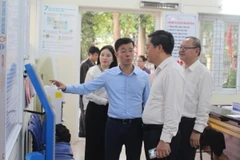 Lãnh đạo Hà Nội kiểm tra việc thực hiện cải cách thủ tục hành chính, chuyển đổi số tại phường Quảng An (Tây Hồ). (Ảnh: Nguyễn Thắng/TTXVN)