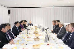 Thủ tướng Phạm Minh Chính tọa đàm với các doanh nghiệp với chủ đề: Việt Nam - Điểm đến hàng đầu ASEAN về đầu tư bền vững. (Ảnh: Dương Giang/TTXVN)