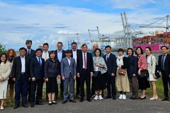 Đoàn công tác thành phố Đà Nẵng thăm cảng Le Havre tại Pháp. (Ảnh: Báo Đà Nẵng)