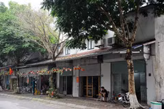 Dãy kiốt xây dựng trên đất công tại xã Nam Hồng (huyện Đông Anh) thuộc diện giải phóng mặt bằng xây dựng công trình phúc lợi. (Ảnh: Minh Nghĩa/TTXVN)