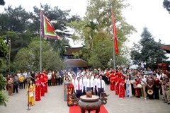 Các đại biểu và nhân dân thành kính dâng hương tưởng niệm Tổ Mẫu Âu Cơ năm 2023. (Ảnh: Trung Kiên/TTXVN)