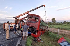 Hiện trường vụ tai nạn nghiêm trọng trên cao tốc Vĩnh Hảo-Phan Thiết làm 2 người chết, 10 người bị thương. (Ảnh TTXVN phát)