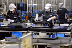 Công nhân làm việc tại một nhà máy ở Utsunomiya, Nhật Bản. (Ảnh: AFP/TTXVN)