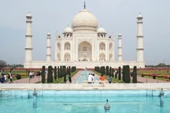 Khách du lịch thăm đền Taj Mahal ở Agra, Ấn Độ. (Ảnh: AFP/ TTXVN)