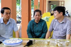 Phó Chủ tịch Ủy ban Nhân dân tỉnh Thái Bình Phạm Văn Nghiêm (phải) thăm hỏi, động viên gia đình nạn nhân. (Ảnh: Thế Duyệt/TTXVN)