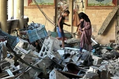 Khoảng 100 người đã thiệt mạng trong cuộc không kích của Israel nhằm vào một trường học tại thành phố Gaza. Trường học này là nơi trú ẩn của những người di tản Palestine trong cuộc xung đột giữa Israel và Hamas. (Ảnh: THX/TTXVN)